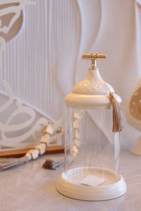 مضيفة طويلة زجاج مع غطا 