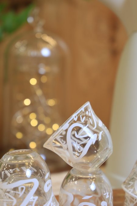 فناجين قهوة سادة شفاف مكتب ابيض