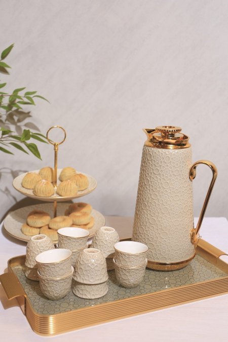 طقم دلة مع فناجين قهوة سادة بورسلان وصينية زجاج