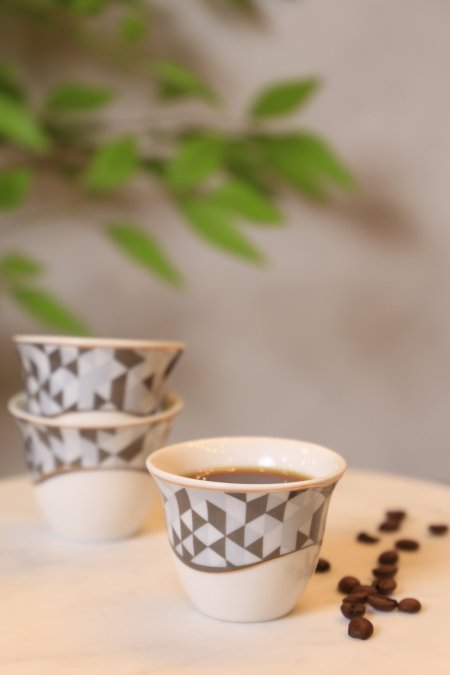 فناجين قهوة سادة 12 ابيض اطار مربعات اسود / وسكني