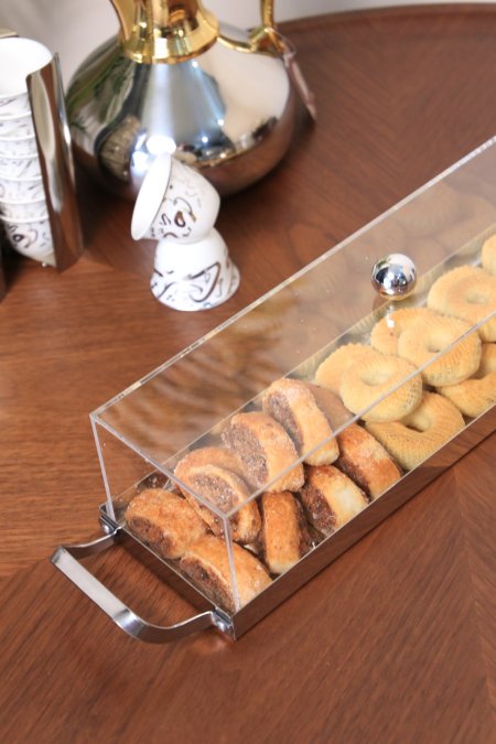 مضيفة انجلش كيك فضي كبير