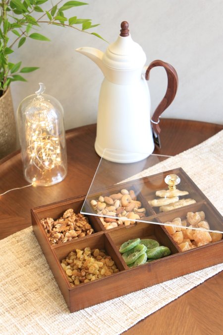 مضيفة مكسرات مقسمة 6 اقسام