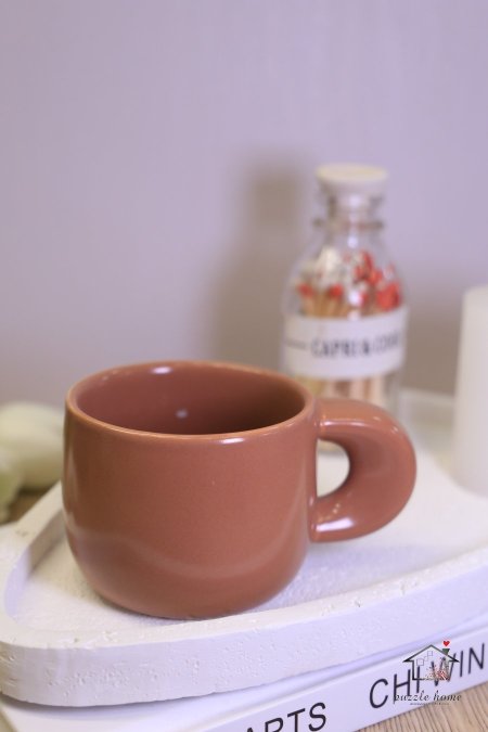 فنجان قهوة بني